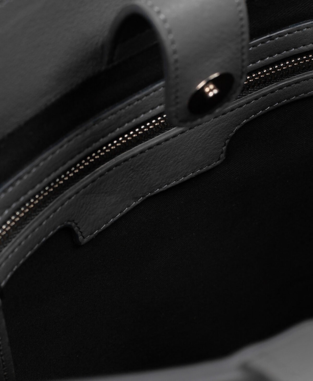 vogue-jacket-the-nevada-Gray-leather-tote-bag-image205