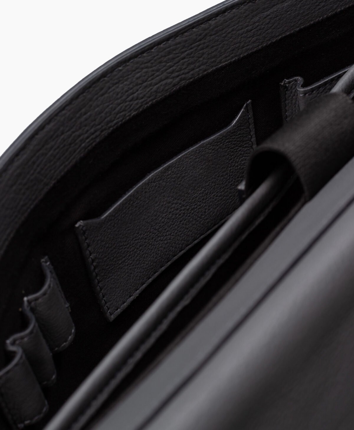 vogue-jacket-the-washington-Gray-leather-messenger-bag-image205